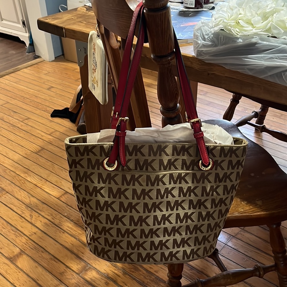 MK Purse - Picture 2 of 3